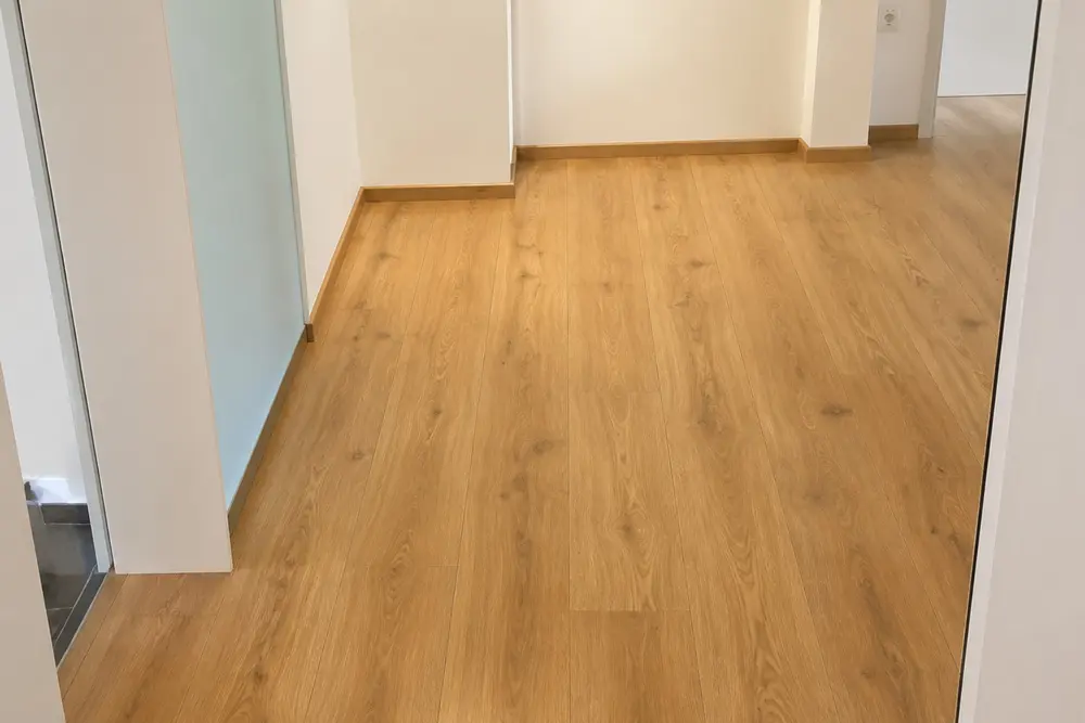 Neu verlegter Vinylboden in heller Holzoptik in einem modernisierten Wohnbereich